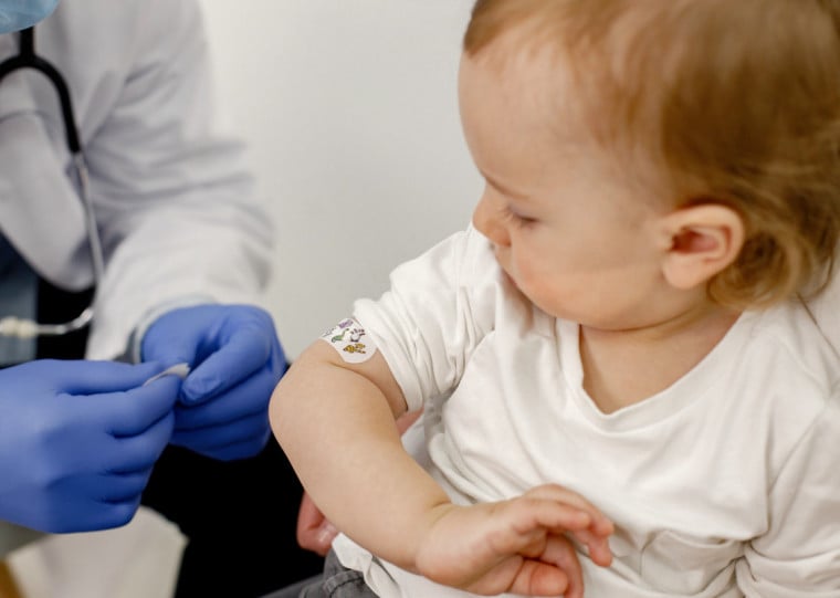 Com a mudança, bebês que deixaram de receber a dose de reforço aos 12 meses podem receber a vacina até os 4 anos, 11 meses e 29 dias