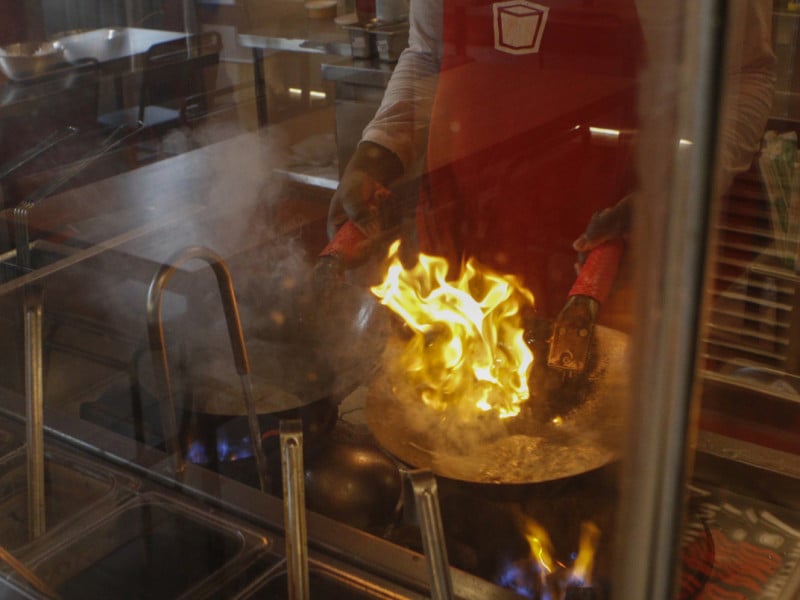 Os pratos buscam trazer o sabor da gastronomia tailandesa, afinados com o paladar brasileiro Foto: BRENO BAUER/JC