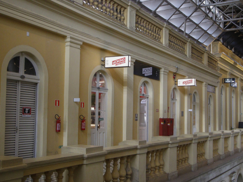 O restaurante fica no segundo andar do Mercado P&uacute;blico Foto: BRENO BAUER/JC