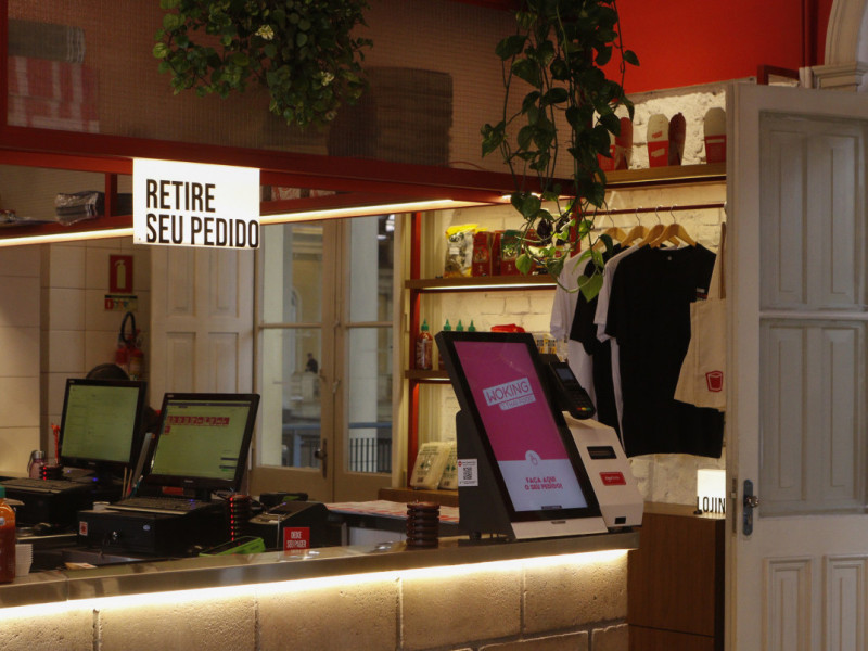 O neg&oacute;cio no Mercado P&uacute;blico opera todos os dias, a partir das 10h45min Foto: BRENO BAUER/JC