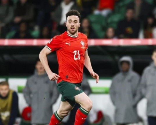 Diogo Jota, atacante do Liverpool, morre em acidente de trânsito na Espanha