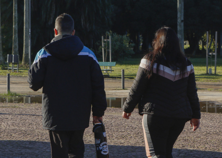 Em Porto Alegre, a temperatura pouco varia, com mínima de 11°C e máxima de 15°C