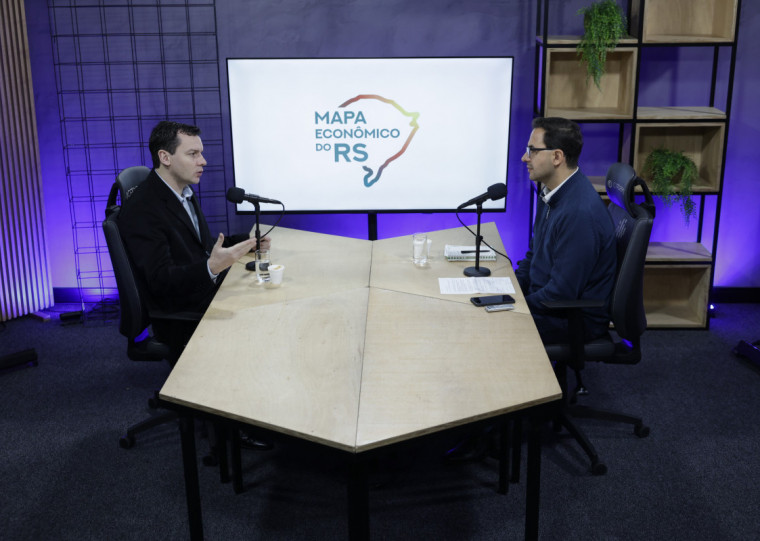 Editor-chefe do Jornal do Comércio, Guilherme Kolling (d) apresenta o programa; entrevista de estreia foi com o empresário Lindonor Peruzzo Júnior