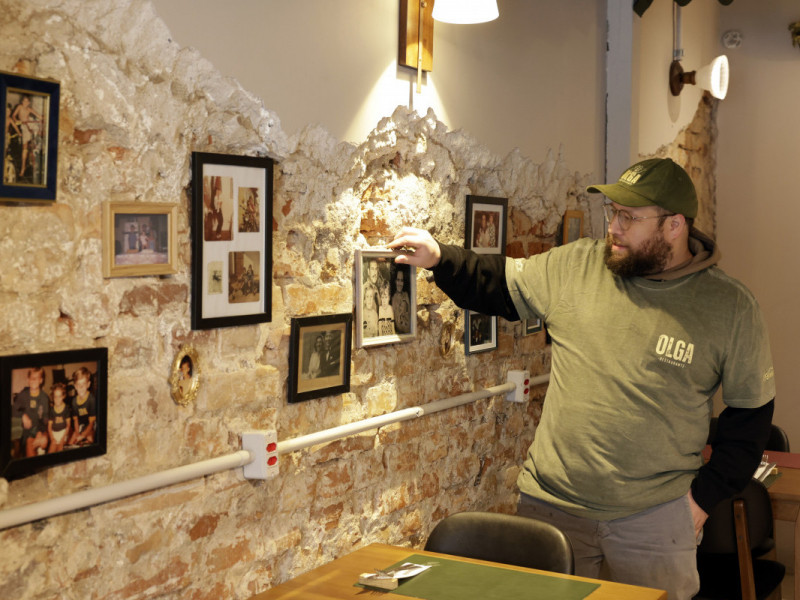 O espa&ccedil;o tem uma decora&ccedil;&atilde;o intimista, com a proposta de ser um ambiente que remete &agrave; casa Foto: T&Acirc;NIA MEINERZ/JC