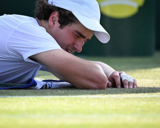 João Fonseca para em saques potentes de gigante chileno e é eliminado de Wimbledon
