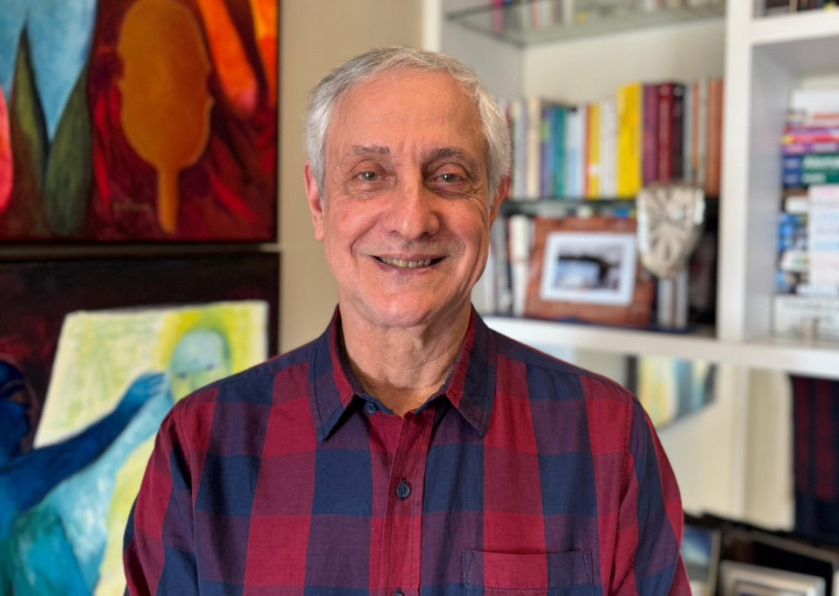 Fernando Toledo iniciou sua jornada literária pouco após a pandemia, quando ingressou na oficina do escritor Alcy Cheuiche