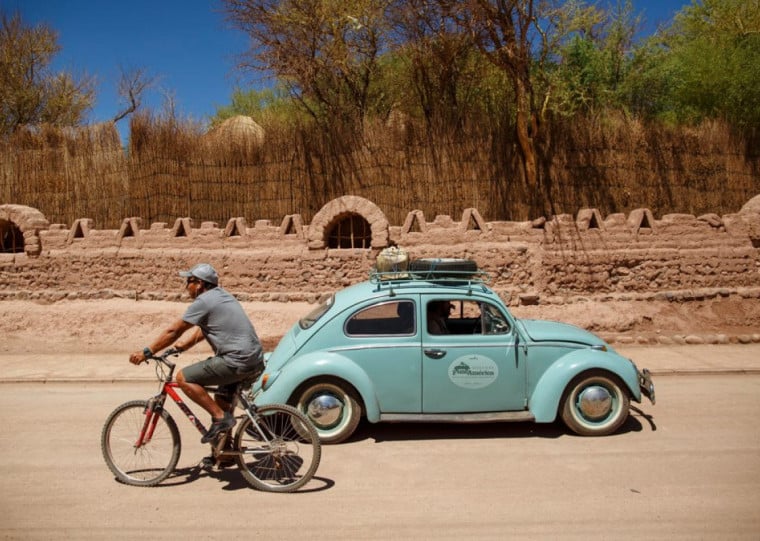 Cena do documentário O mundo cabe em um Fusca, que narra os 12 anos de viagens do fotógrafo Nauro Júnior a bordo de um Volkswagen 1968 |  Daniel Marenco/Divulgação/Cidades