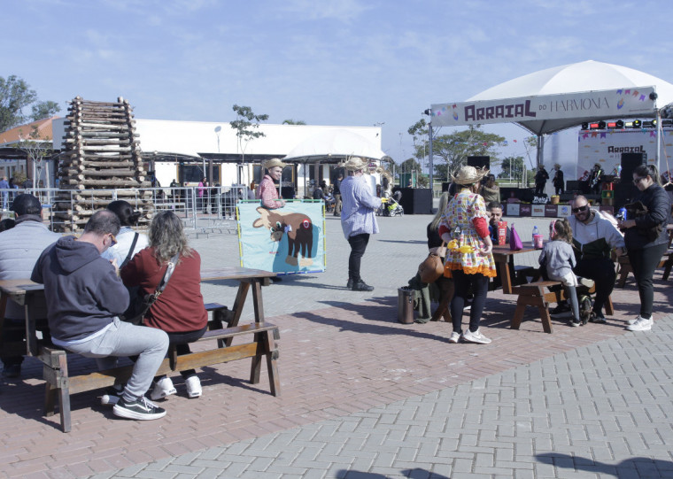 O evento se estende até às 18h, com atrações e comidas típicas