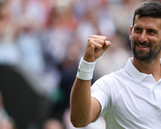 Djokovic começa mal, mas vira jogo e vai às quartas em Wimbledon