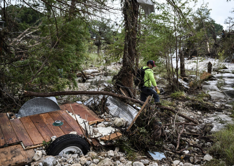 Às margens do rio Guadalupe, dezenas de carros ficaram encalhados, alguns deles presos em árvores, e vegetação foi arrancada