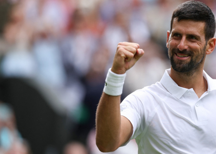 Tenista sérvio avança e busca o oitavo título da competição