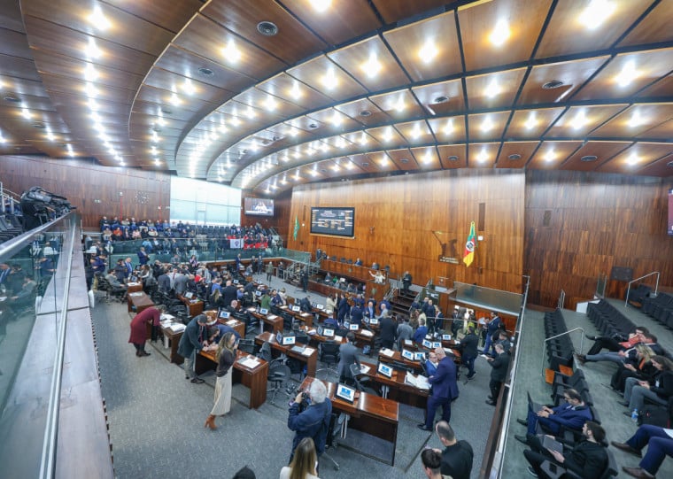 Deputados também confirmaram contratações emergenciais de trabalhadores de escolas