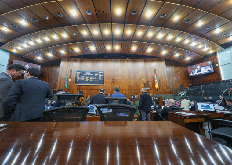 Texto do Executivo estadual passou em plenário por 32 votos favoráveis e 15 contrários, após longo debate