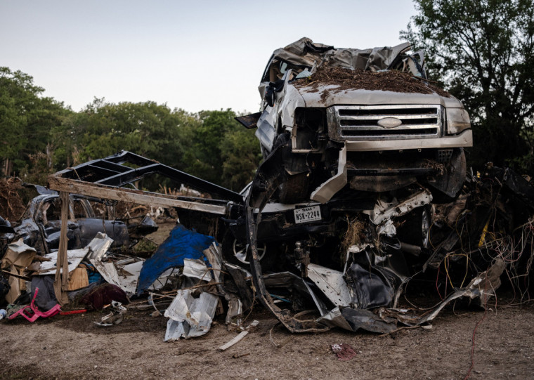 Equipes de busca enfrentam a possibilidade de mais chuvas enquanto vasculham toneladas de escombros
