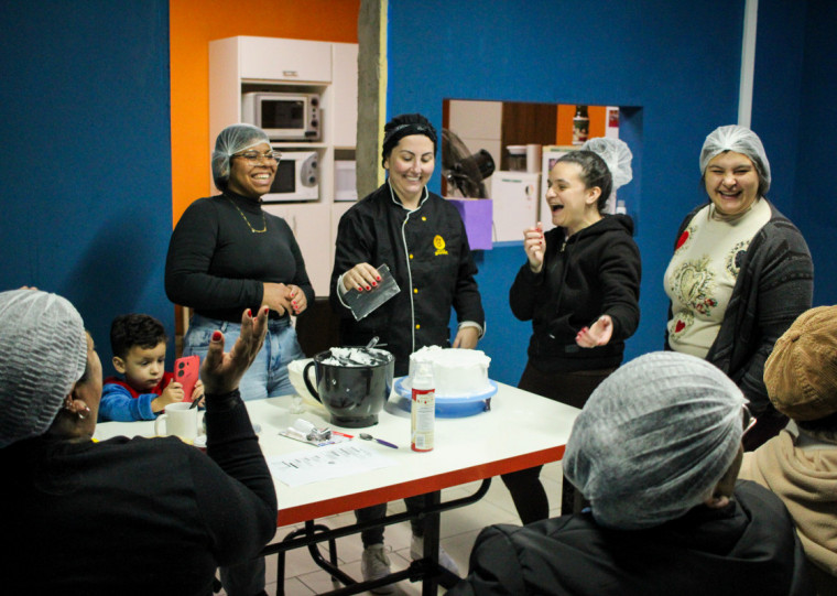 Curso, que é realizado nas quintas-feiras à noite, promove inclusão e geração de renda para moradoras da Comunidade São Pedro, em Porto Alegre