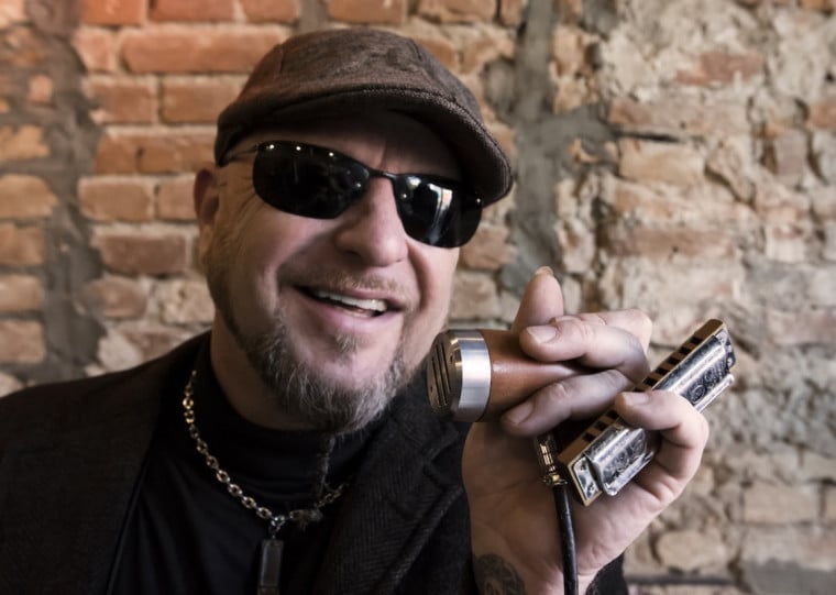 Com três décadas de carreira, o artista é considerado um dos pioneiros da gaita blues no país