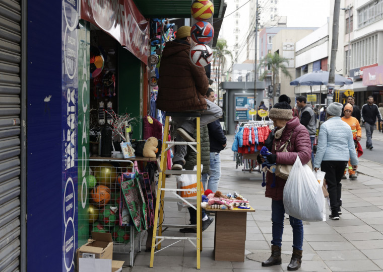 Varejo ampliado, que encolheu 2,5% em junho ante maio, operava 4,1% aquém do pico da série histórica