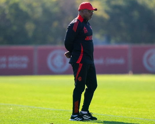 Busca por reforços, dúvidas e despedidas marcam vésperas do retorno do Inter