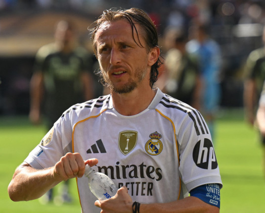 Modric deixa Real Madrid após 597 jogos e 28 títulos; veja números do meia