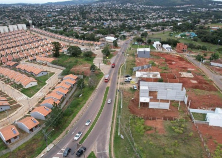 A Estrada Caminho do Meio está entre as principais vias para chegada e saída de Porto Alegre, especialmente para os municípios de Alvorada e Viamão