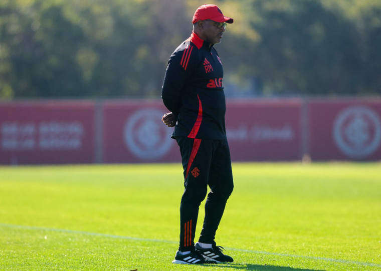 Técnico pode ter nova dor de cabeça caso contratações se confirmem 