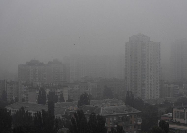 Kiev acordou sob um denso manto de fumaça dos incêndios causados pelos ataques