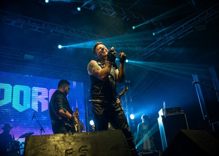 Xandi Gonçalves atua como vocalista, tecladista e violonista da banda Pandora