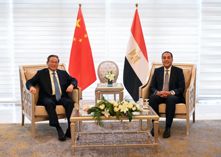Li Qiang disse a El-Sisi que a China está disposta a se unir ao Egito para fortalecer os laços entre os dois países