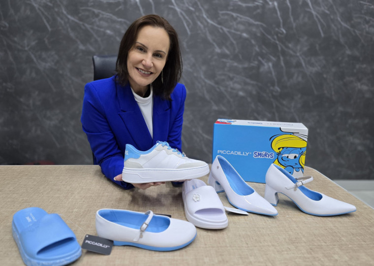 Ana Carolina, da Piccadilly, diz que recursos da tecnologia geraram referências para coleção da collab dos Smurfs e scarpin da Barbie