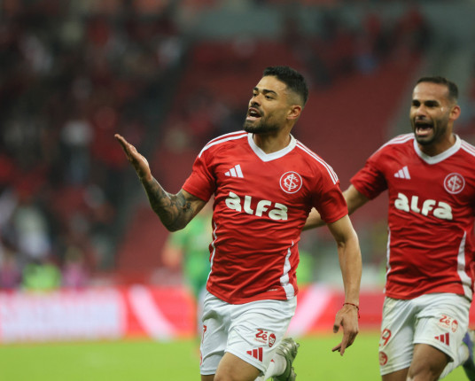 Inter vence o Vitória no Beira-Rio com gol no fim e sai do Z-4 do Brasileirão