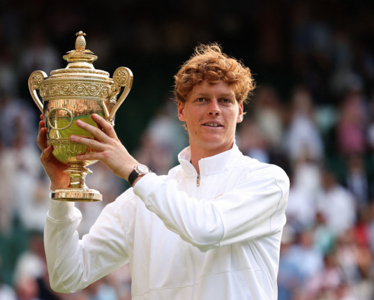 Sinner tem revanche sobre Alcaraz em Wimbledon e conquista 1º título após suspensão por doping