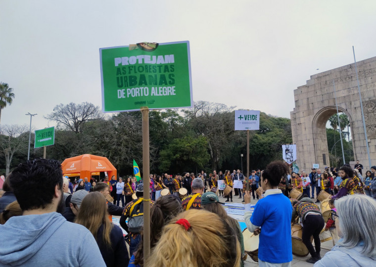 Manifestantes se reuniram em frente ao Expedicionário
