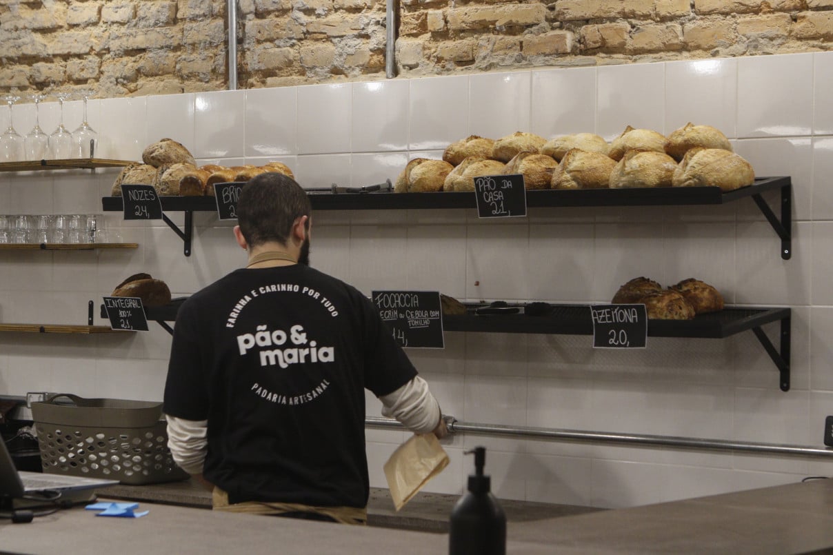 Empreendedores à frente da padaria Pão e Maria, Carolina e Aky're, na loja da rua dos Andradas | BRENO BAUER/JC