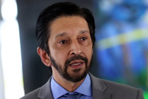 Ricardo Nunes afasta servidor ligado a investigação sobre produtora de 'Dark Horse'