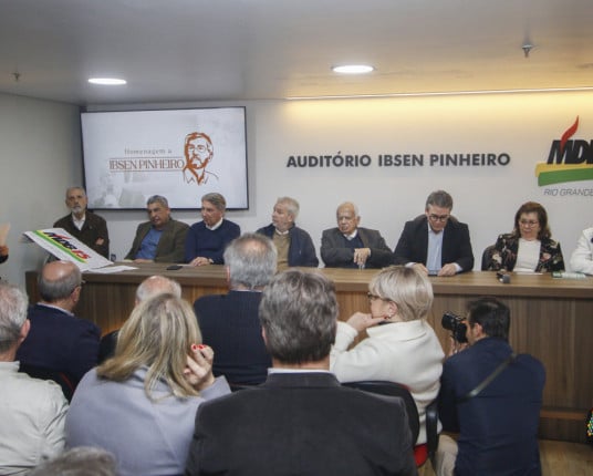 MDB homenageia Ibsen Pinheiro em reinauguração da sede estadual
