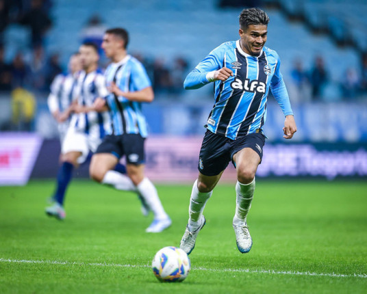 Grêmio oficializa empréstimo de Arezo ao Peñarol