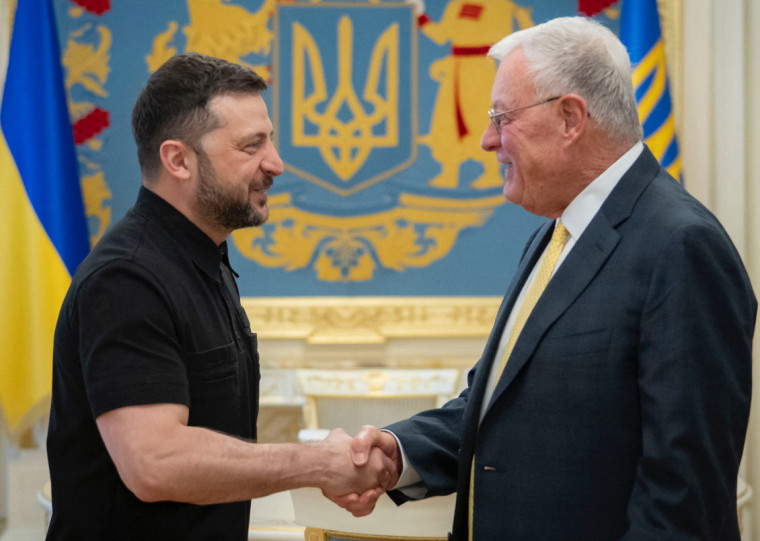 Tenente-general aposentado Keith Kellogg (d) chegou a Kiev nesta segunda-feira (14)