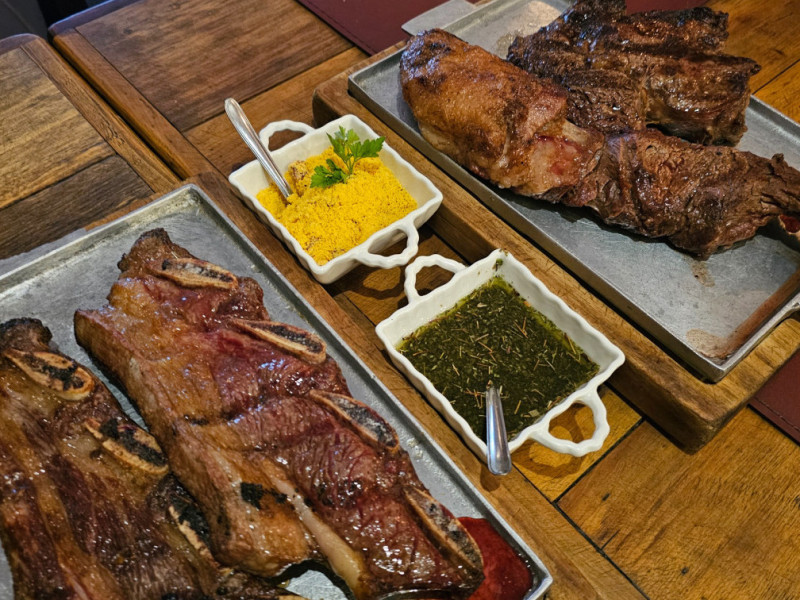 Durante a semana, o El Tonel opera com almoço executivo, onde o cliente escolhe o corte da carne Foto: Júlia Fernandes/Especial/JC