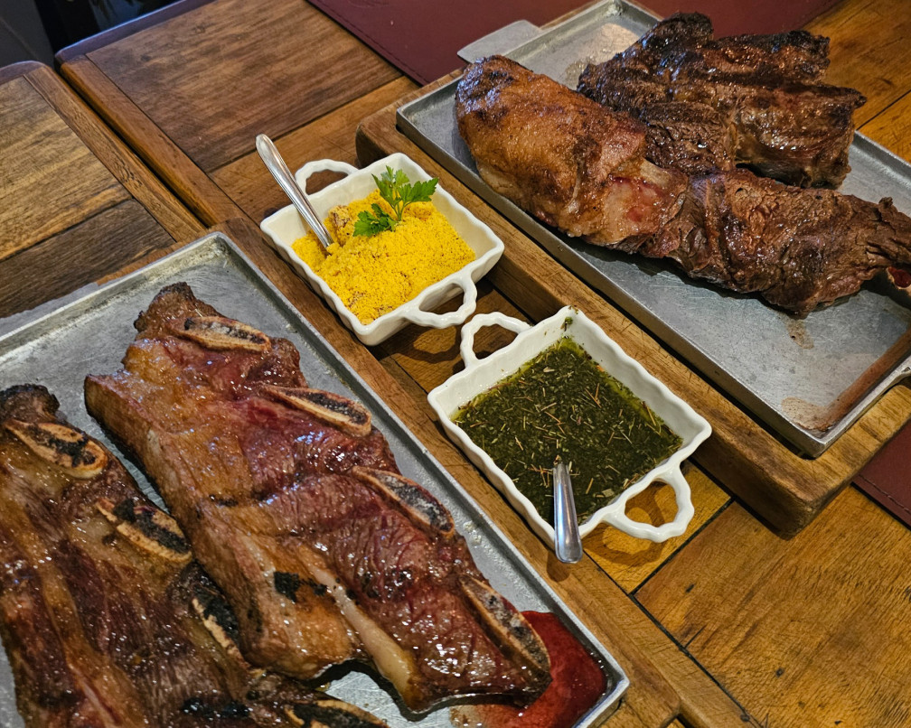 Durante a semana, o El Tonel opera com almoço executivo, onde o cliente escolhe o corte da carne | Júlia Fernandes/Especial/JC