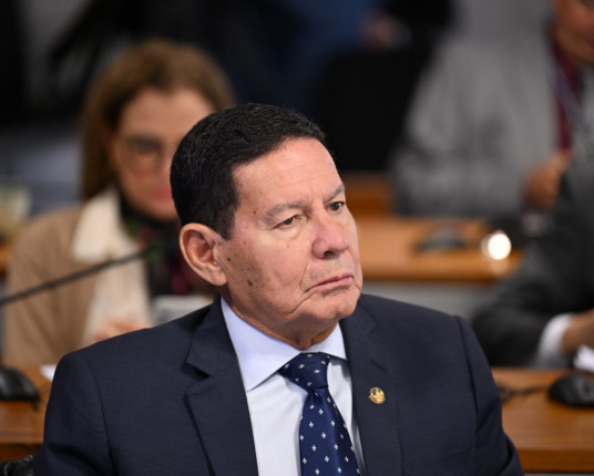"Não aceito que o Trump venha meter o bedelho em um caso interno", diz Mourão