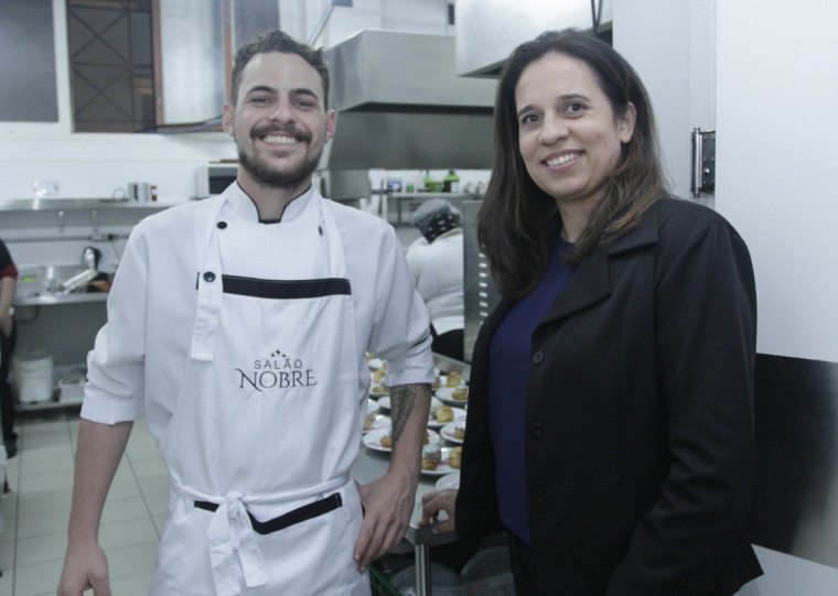 Matheus Monteiro e Letícia Huff na organização do jantar temático