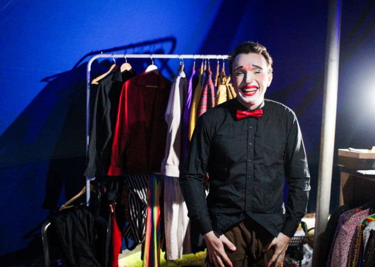 Figuras como o palhaço Potato vivem em torno do Circo Mirage, um dos maiores do gênero na América Latina