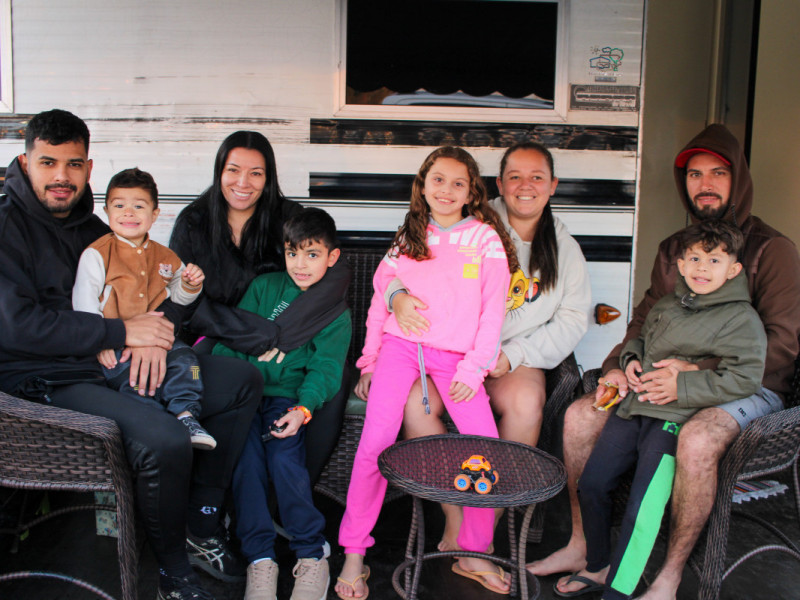 Famílias de pilotos do Globo da morte na varanda do trailer | Gabrieli Silva/JC