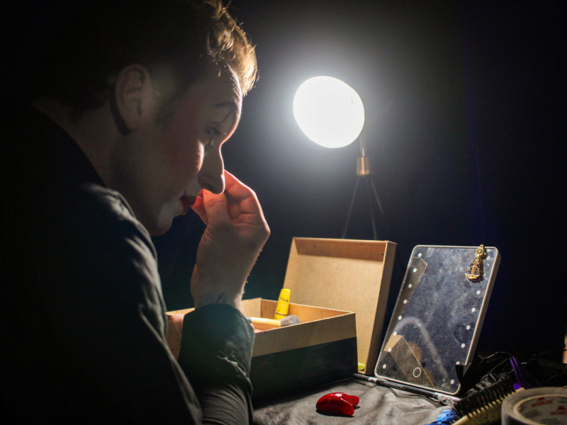 Palhaço Potato se prepara para mais uma entrada  | Gabrieli Silva/JC