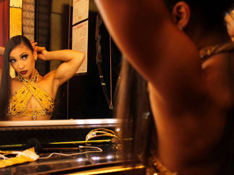 Bailarinas se arrumam às pressas no camarim | Gabrieli Silva/JC