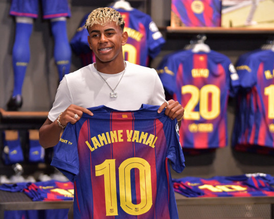 Yamal assina novo contrato com o Barcelona até 2031