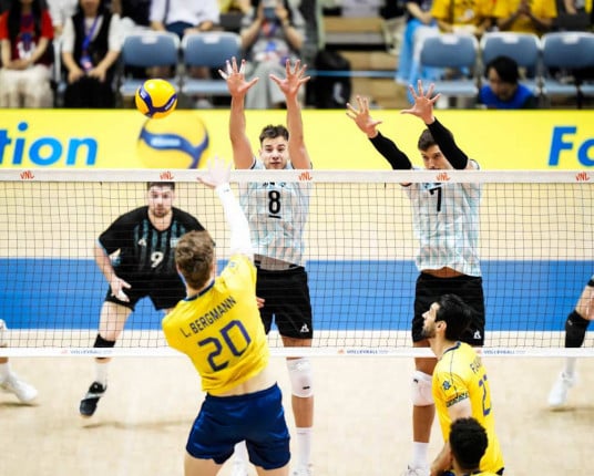 Seleção masculina de vôlei bate Argentina e conquista 8ª vitória na Liga das Nações