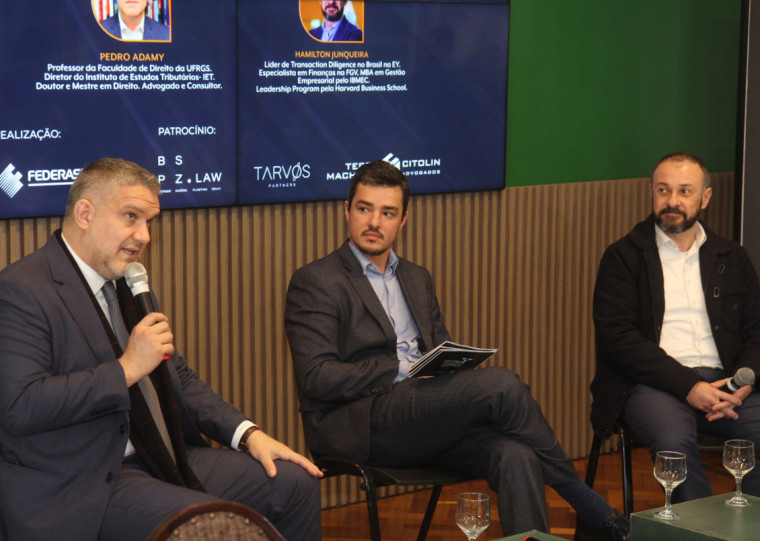 Advogado Pedro Adamy (e) e economista Hamilton Junqueira (d) debateram o tema na Federasul