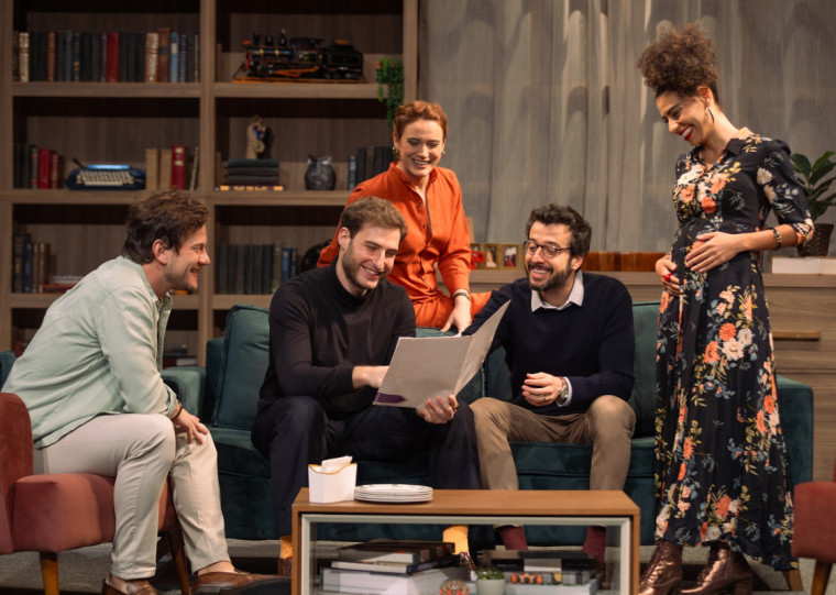 Na peça, conflitos familiares são disparados a partir da escolha dos pais para o nome do primeiro filho