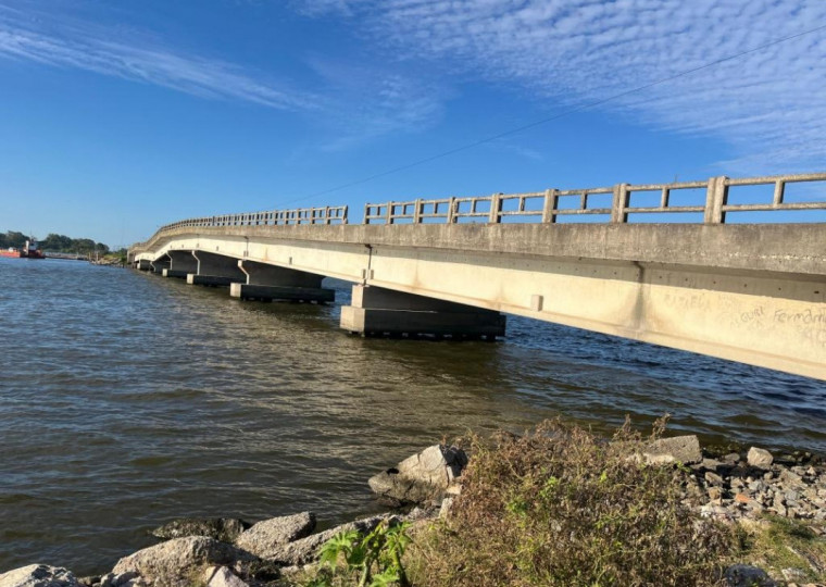 A principal forma de ir ao continente, que é pela ponte, permanece interditada e sem previsão de retomada